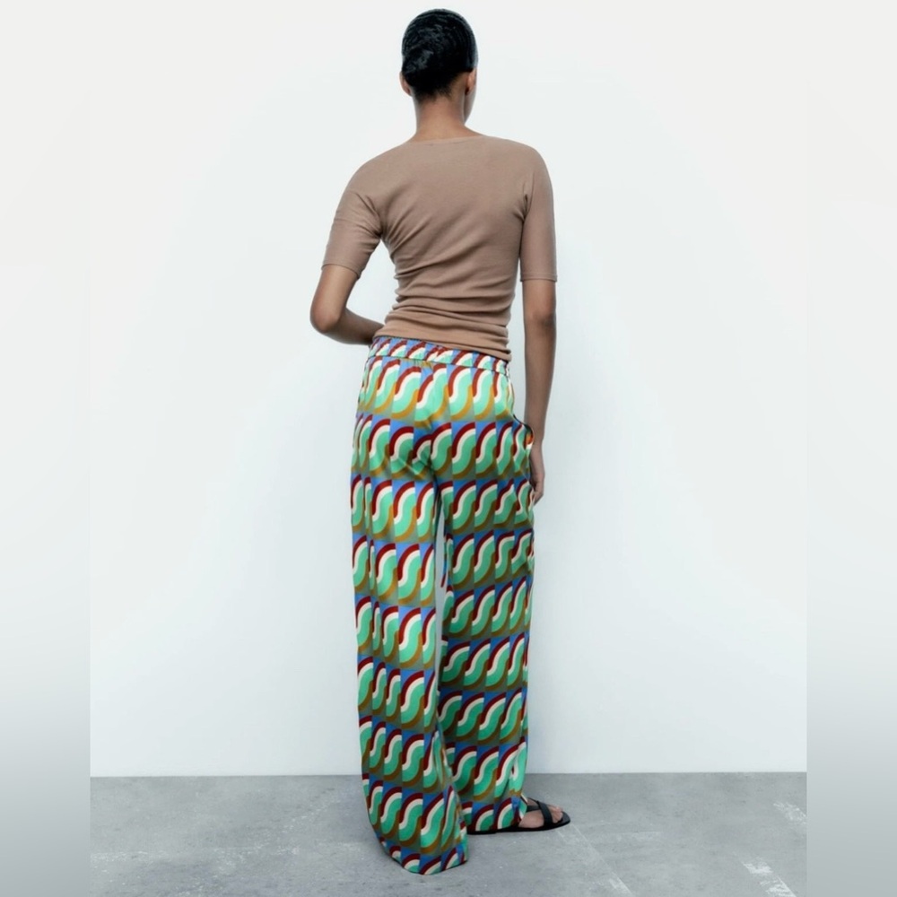 Zara geometric print high-waisted drawstring wide-leg pants with a satin effect. - Picture 2 of 7